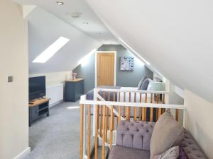 une chambre avec un lit, une télévision et un escalier dans l'établissement Cherry 30 Hot Tub-2 Storey, à Hull