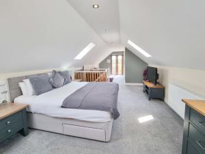 une chambre avec un grand lit et une télévision dans l'établissement Cherry 30 Hot Tub-2 Storey, à Hull