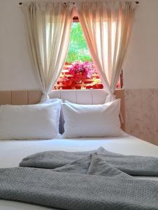 Un dormitorio con dos camas y una ventana en Casa Ilhabela 2 centro a 5 minutos, en Ilhabela 14 fotos más