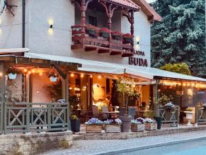 克罗斯诺Restauracja Pensjonat Buda的建筑前有鲜花的餐厅