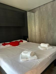 a bedroom with two white towels on a bed at Mobile House Mona in Drage