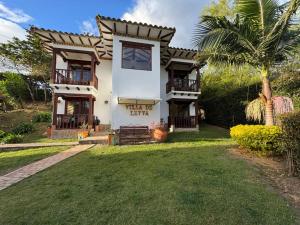 una casa con una palma di fronte di Casa Hotel San Pedro a Villa de Leyva