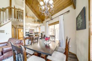 une salle à manger et un salon avec une table et des chaises dans l'établissement Fire Pit and Wraparound Porch Munds Park Cabin!, à Munds Park