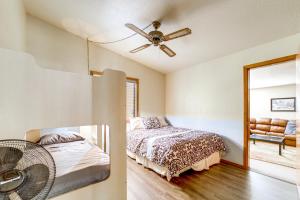 une chambre avec un lit et un ventilateur de plafond dans l'établissement Fire Pit and Wraparound Porch Munds Park Cabin!, à Munds Park