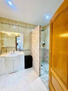 een badkamer met wastafel en douche bij villa OLM in Ciudad Quesada