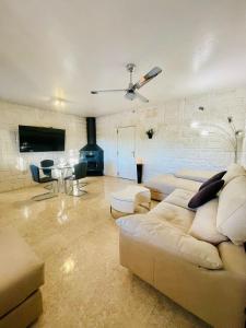 een woonkamer met een bank en een tafel bij villa OLM in Ciudad Quesada