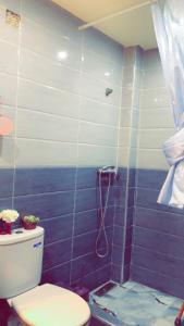Un baño con inodoro y ducha en Downtown Stay 1Br near Tramway - Parking, en Casablanca