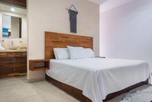 une chambre avec un grand lit et un lavabo dans l'établissement Lagoon Boutique Hotel - Luxury Chaman experience, à Tulum 43 autres photos