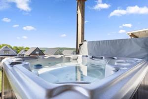 eine Whirlpool-Badewanne auf dem Dach eines Hauses in der Unterkunft Lakeview Lodge for 36 with Indoor & Outdoor Pool in Hollister