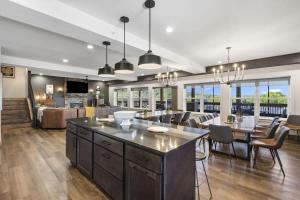 eine Küche und ein Esszimmer mit Tisch und Stühlen in der Unterkunft Lakeview Lodge for 36 with Indoor & Outdoor Pool in Hollister