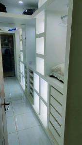 a bathroom with white walls and white tile floors at Conforto e Lazer! Casa com Piscina e 3 Quartos in Palmas