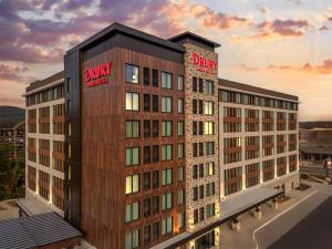 鸽子谷Drury Plaza Hotel Pigeon Forge的日落时分 ⁇ 染全美酒店