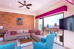 Nise في بويرتو فايارتا: غرفة معيشة بها أريكة وجهاز تلفزيون