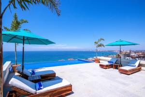 Nise في بويرتو فايارتا: مسبح مع كراسي ومظلات والمحيط