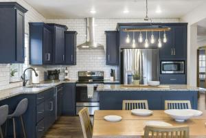 Η κουζίνα ή μικρή κουζίνα στο Luxury Lodge Near Lake - Hot Tub - Pools - Games