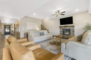 Μια τηλεόραση ή/και κέντρο ψυχαγωγίας στο Luxury Lodge Near Lake - Hot Tub - Pools - Games