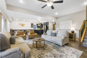 Χώρος καθιστικού στο Luxury Lodge Near Lake - Hot Tub - Pools - Games +40 φωτογραφίες