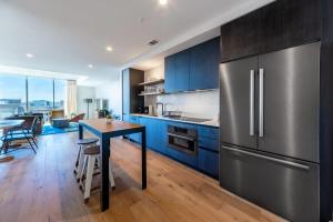 Η κουζίνα ή μικρή κουζίνα στο Laguna at the Rainey District - Luxury Condo +37 φωτογραφίες