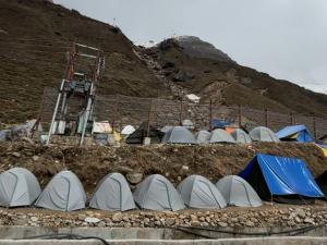 a bunch of tents sitting on a hill at Nilkanth camps and treks in Kedārnāth
