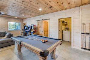 einen Billardtisch im Wohnzimmer mit Sofa in der Unterkunft The Americana - Stunning Mountainside Retreat in Blue Ridge