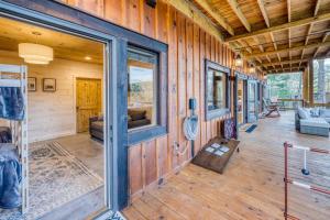 ein Wohnzimmer eines Holzhauses mit Holzwänden in der Unterkunft The Americana - Stunning Mountainside Retreat in Blue Ridge + 42 Fotos