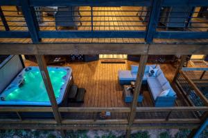 eine Aussicht auf einen Whirlpool in einem Gebäude in der Unterkunft The Americana - Stunning Mountainside Retreat in Blue Ridge