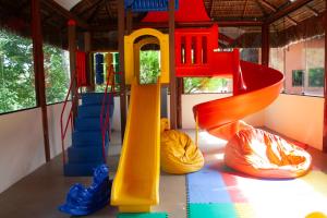 - Zona de juegos infantil con tobogán y tobogán en Hotel Terras Altas, en Itapecerica da Serra