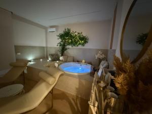 a living room with a hot tub in the middle at Flute 59 in Benevento +39 photos