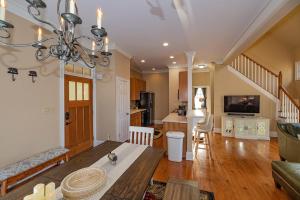 Μια τηλεόραση ή/και κέντρο ψυχαγωγίας στο Luxury Lake House in Big Canoe/Game room/Fire Pit/Direct lake access