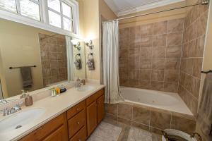 Ένα μπάνιο στο Luxury Lake House in Big Canoe/Game room/Fire Pit/Direct lake access +31 φωτογραφίες