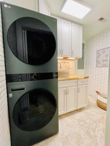 Η κουζίνα ή μικρή κουζίνα στο Luxury Lake House in Big Canoe/Game room/Fire Pit/Direct lake access