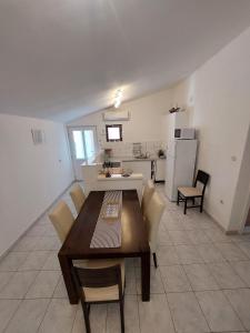 een keuken en eetkamer met een tafel en stoelen bij Apartments with parking space Podaca, Makarska - 312 in Podaca
