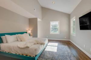 a bedroom with a bed with a green headboard at Nashville's Music City House, Dolly Approved! in Nashville