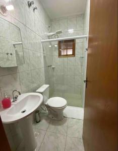 アチバイアにあるLinda casa em condominioのトイレ、洗面台、シャワー付きのバスルーム