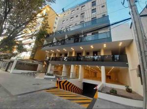 an apartment building with a balcony in a city at Studio Memphis in El Prado in Cochabamba