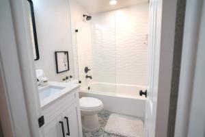 Bilik mandi di Chic & Stylish Central Location +28 gambar