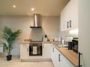 Η κουζίνα ή μικρή κουζίνα στο Central Leeds Apartment by Briggate Free Parking