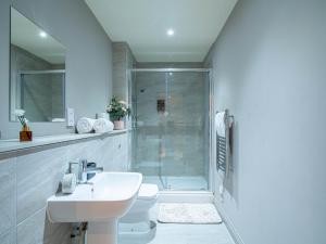 Ένα μπάνιο στο Central Leeds Apartment by Briggate Free Parking