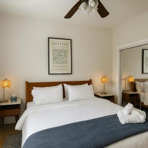 a bedroom with a large white bed with a ceiling fan at Beautiful Chicago 2BD 1BA in Chicago