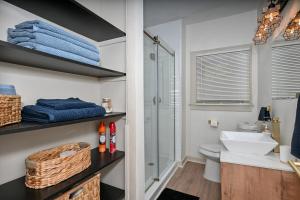 un bagno con doccia, lavandino e WC di Cozy 2BR Lyndhurst Retreat a Lyndhurst Altre 28 foto