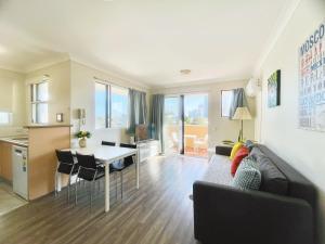 Dapur atau dapur kecil di Mermaid Beach Park View +42 gambar