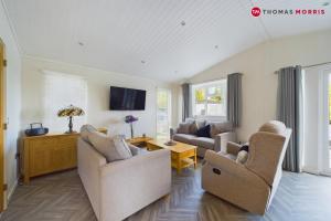 Televisyen dan/atau pusat hiburan di Lakeside Lodge Retreat with Views