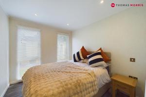 Katil atau katil-katil dalam bilik di Lakeside Lodge Retreat with Views +11 gambar