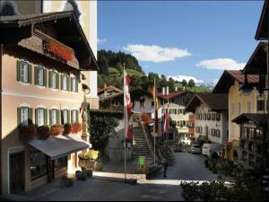 een uitzicht op een straat in een stad met vlaggen bij Alpine Escape in Hopfgarten in Hopfgarten im Brixental