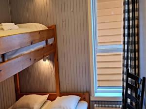 une chambre avec deux lits superposés et une fenêtre dans l'établissement 7 person holiday park home in Lærdal, à Lærdalsøyri