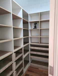 einen begehbaren Kleiderschrank mit weißen Regalen in der Unterkunft Miraflores habitaciones con baño privado especial para turistas in Lima + 16 Fotos