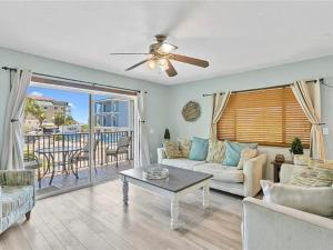 Oceanview Beach Retreat - Pool & Game Room - Steps to Beach - Sleeps 8 في كليرووتر بيتش: غرفة معيشة مع أريكة وطاولة +41 صورة