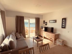a living room with a couch and a television at Casa Ibiza - Pontal do Atalaia - Arraial do Cabo in Arraial do Cabo