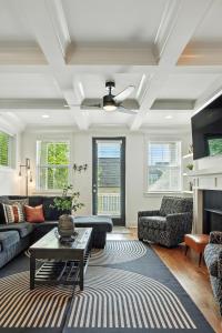 een woonkamer met een bank en een tafel bij Downtown Oasis Sleeps 12 and 1 and a half miles to Broadway in Nashville