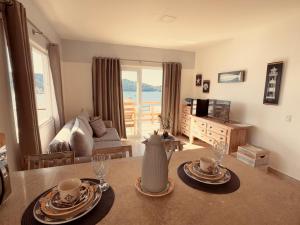 a living room with a table with cups and plates on it at Casa Ibiza - Pontal do Atalaia - Arraial do Cabo in Arraial do Cabo